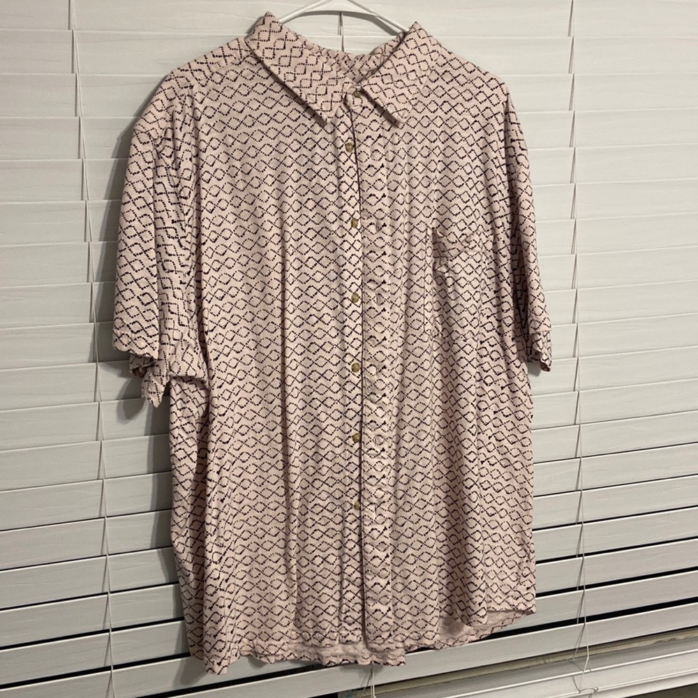 Men’s button-down tee